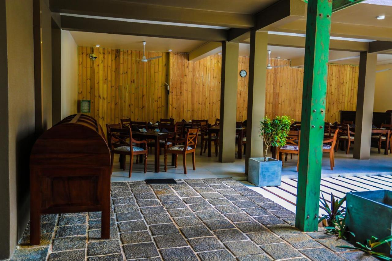 Hotel Waves By Tranquil Negombo Exterior foto